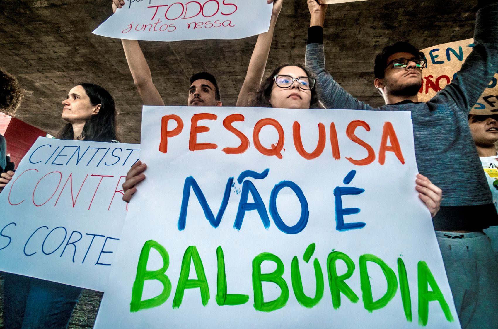Protesto de estudantes universitários contra os cortes nas verbas da educação e as declarações do ministro Abraham Weintraub: pesquisa não é balbúrdia (Foto: Cris Faga/NurPhoto)