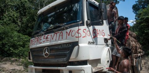 Mundurukus pintam o caminhão dos madeireiros que invadiram as suas terras. Foto Anderson Barbosa
