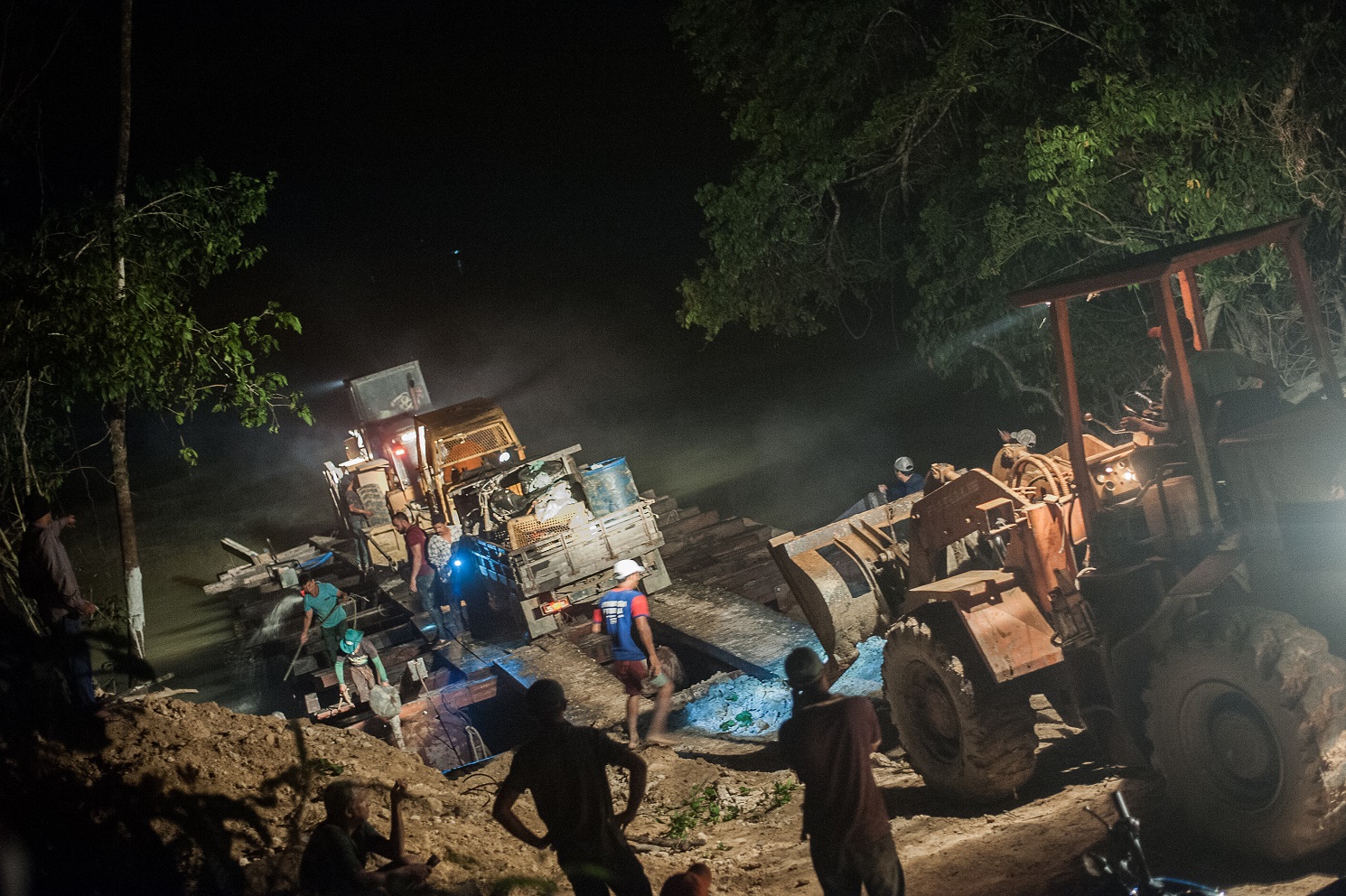 Foto Anderson Barbosa Tratores e caminhões dos invasores expulsos pelos indígenas Munduruku do Alto e Médio Tapajos. Foto Anderson Barbosa