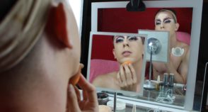 ‘Eu achava que Deus poderia me curar’, relata drag queen