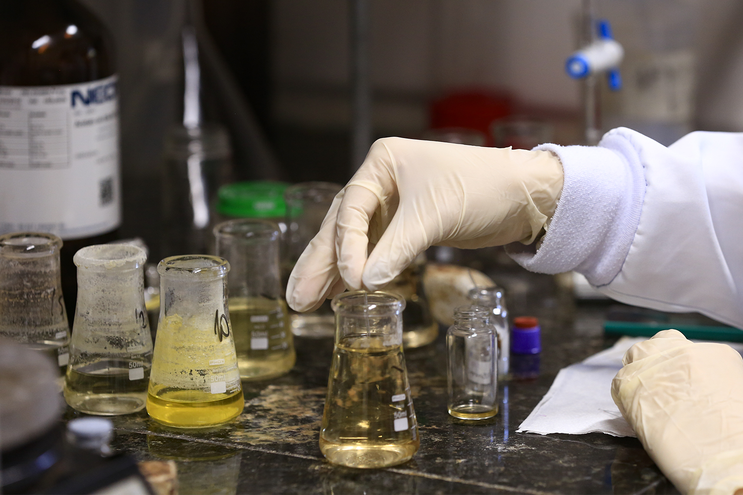Laboratório do Departamento de Farmácia da UFS: pesquisa premiada desenvolveu moléculas que matam larvas do aedes (Foto: UFS/Divulgação)