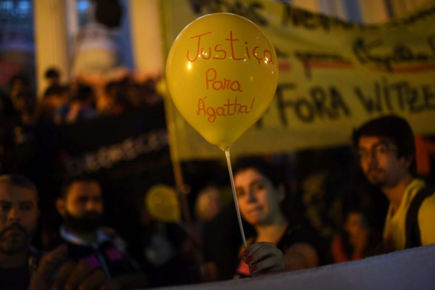 Manifestação em frente à Assembleia Legislativa do Rio contra morte da menina Agatha e a política de segurança do governo: OAB/RJ pediu ao MP ação para impedir operações policiais em horário escolar e com tiros vindos de helicópteros. (Foto: Mauro Pimentel/AFP)