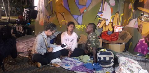 A voluntária Vãnia Rosa entrevista casal em situação de rua na Zona Sul do Rio: cidade tem 15 mil pessoas nessas condições (Foto: Karla Marcolino)
