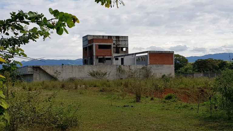 A Estação de Tratamento de Água de Japeri: paralisação de obra da Cedae,, desde 2014, acabou com a esperança de melhoria de abastecimento de água no município onde desperdício é recorde (Foto: Prefeitura de Japeri)