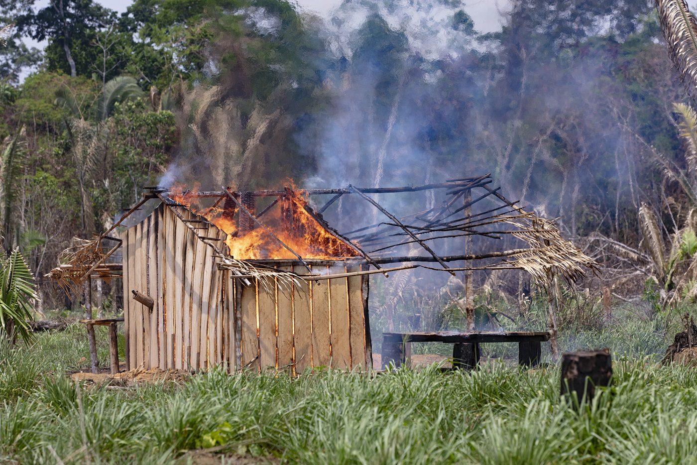 Foto Marizilda Cruppe Invasores põem fogo e uma das casas do acampamento Boa Esperança, que começou a ser construído em outubro do ano passado,. Foto Marizilda Cruppe