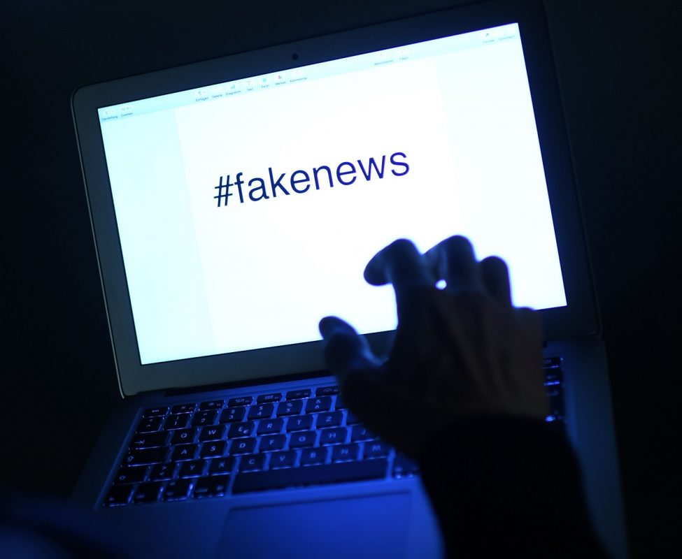 O grupo voluntários contra a fake news atua em 15 países, inclusive no Brasil. Imagem Helmut Fohringer/APA-PictureDesk via AFP