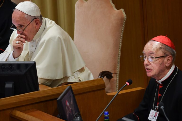 O Papa Francisco ouve as palavras do cardeal brasileiro Dom Claudio Hummes, presidente da Rede Eclesial Pan-Amazônica, na abertura do trabalho do Sínodo: alerta sobre os ataques à floresta e às violações dos direitos da população (Foto: Andreas Solaro/AFP)