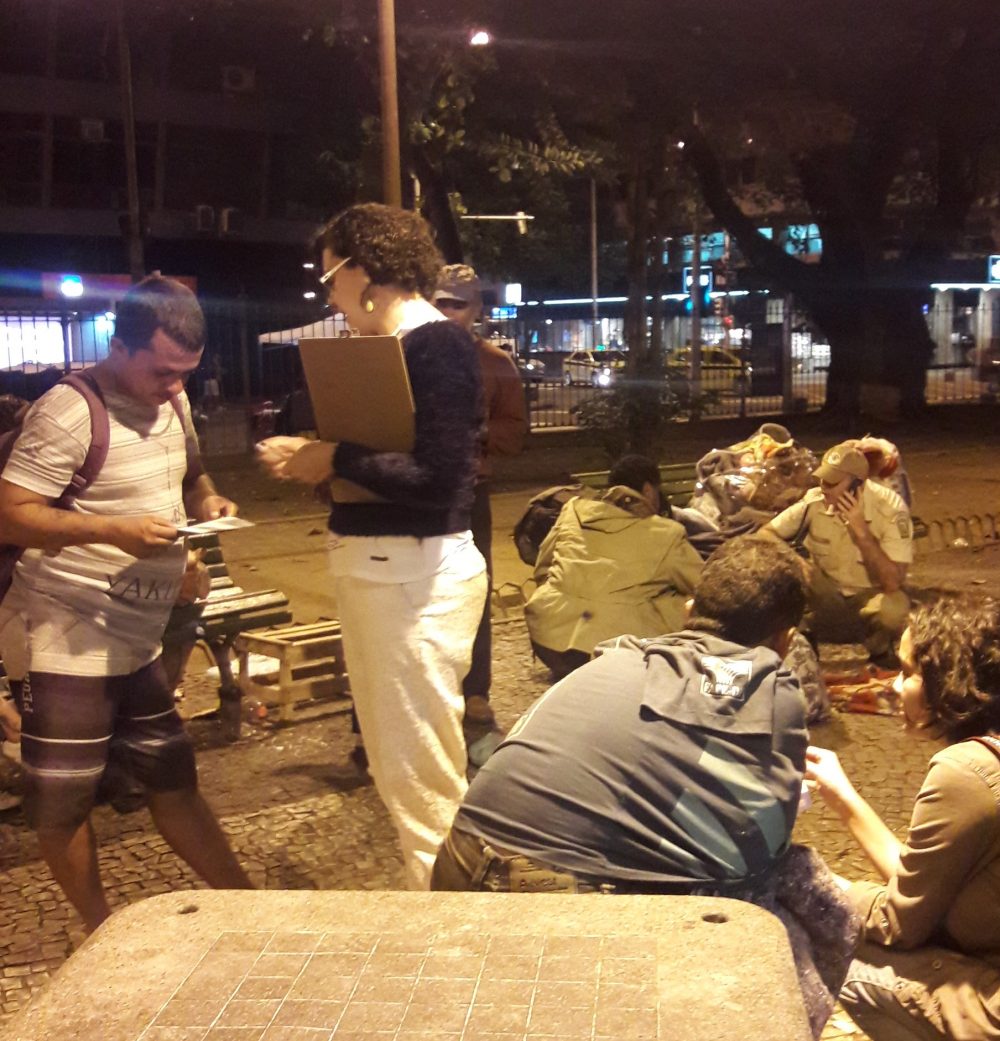 Defensores públicos e voluntários da Ronda Direitos Humanos conversam com moradores de rua na Zona Sul do Rio: 15 mil pessoas em situação de rua na capital (Foto: Karla Marcolino)