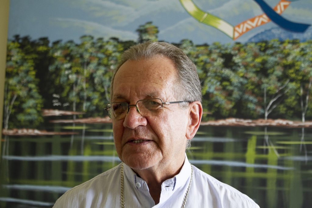 Dom Edson Damian, em São Gabriel da Cacoheira, a mais de 1000 quilômetros de Manaus: região com 23 etnias e quatro quatro línguas oficiais indígenas - tukano, baniwa, yanomami, nheengatu, além do português (Foto: Alberto César Araújo/Amazônia Real)