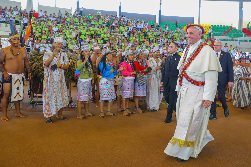 O Papa Francisco em encontro com indígenas no Peru, em 2017: Sínodo em Roma vai reunir mais de 250 pessoas entre bispos, religiosos, representantes das comunidades da religião, de especialistas e de organismos internacionais (Foto: Andres Valles/Fotos Públicas)