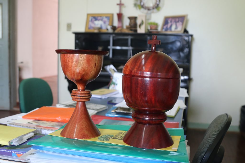 Cálice e cibório, objetos da Eucaristia, feitos em pau-brasil pelo artesão indígena Arthur Gonçalves Gaspar: presentes que Dom Edson vai levar para o Papa Francisco: no Sínodo da Amazônia (Foto: Ana Amélia Hamdan)