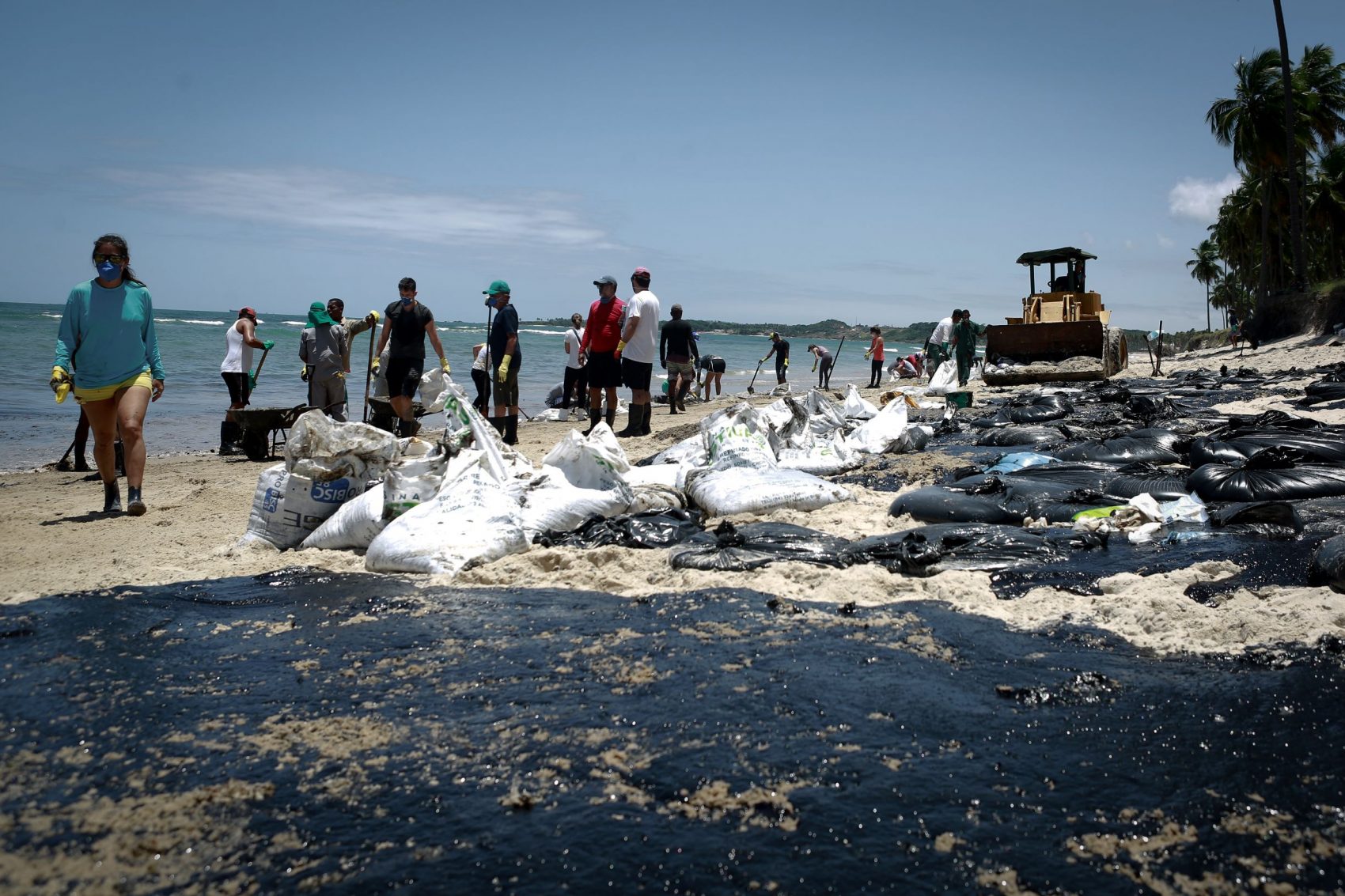 Voluntários, servidores de órgãos ambientais e da prefeitura fazem mutirão na praia de Paiva, em Cabo de Santo Agostinho. Pernambuco: mais de 900 toneladas de óleo recolhidas desde setembro em nove estados do Nordeste (Foto: Leo Malafaia/AFP)