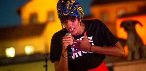 A poeta Valentine Pimenta no slam do Palco Favela do Rock in Rio: mulher trans negra enfrentando os preconceitos (Foto: Rock in Rio/Divulgação)