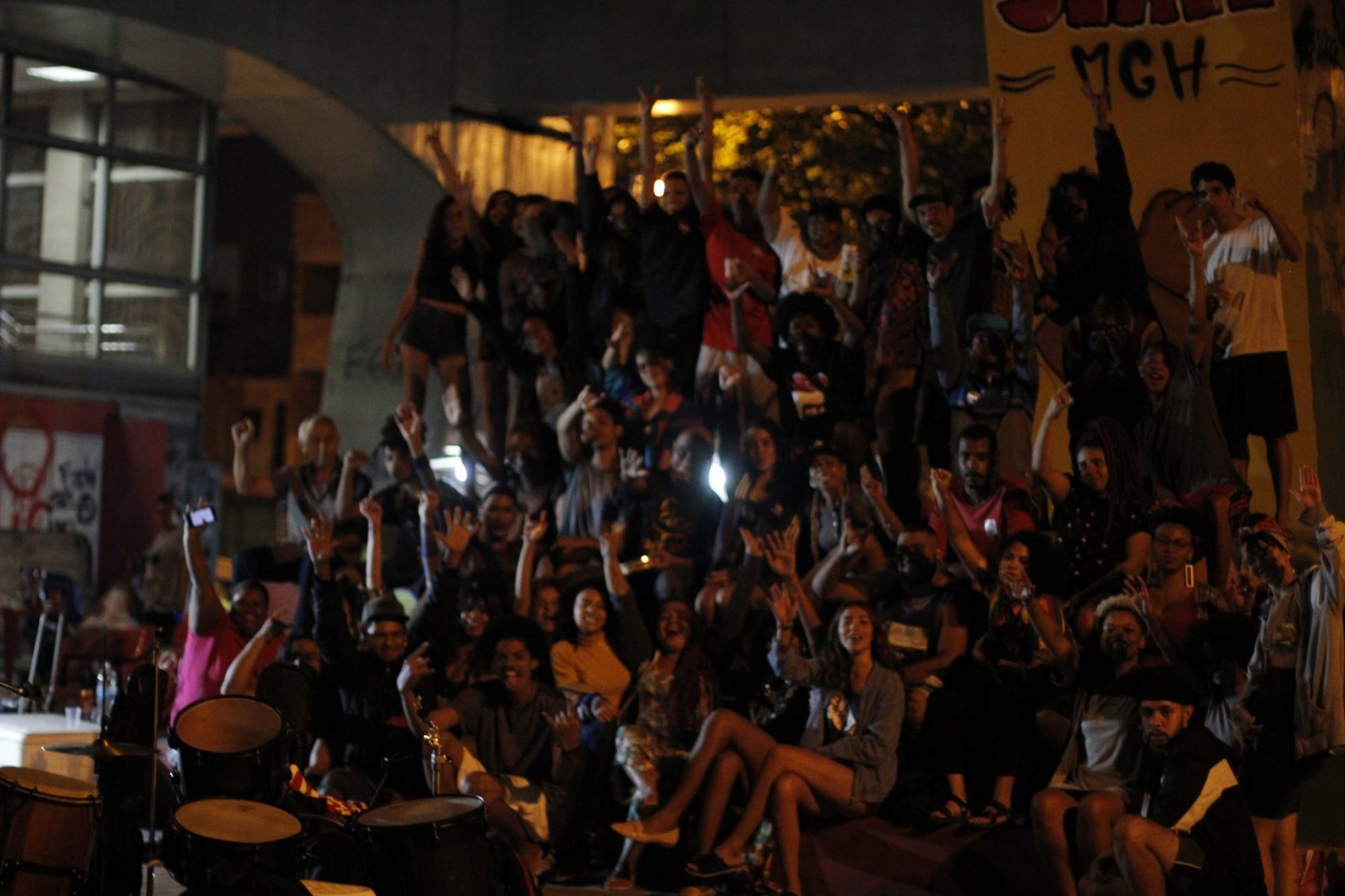 Praça da estação de trem cheia para acompanhar o Slam Manguinhos: batalhas poéticas se espalham pelo Rio de Janeiro (Foto: Franciele Campos/Slam Manguinhos)