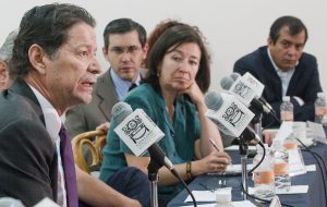 A jornalista colombiana Maria Teresa Ronderos durante uma conferência no México. Foto Luis Acosta/AFP