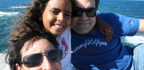A jovem Fatimetu com Silvia Calvo e Sergio na Espanha. Foto Arquivo Pessoal