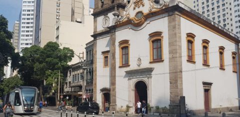 A Igreja de Santa Rita na linha do VLT: área em torno da antiga capela foi o primeiro cemitério de escravizados no Rio de Janeiro (Foto: Oscar Valporto)