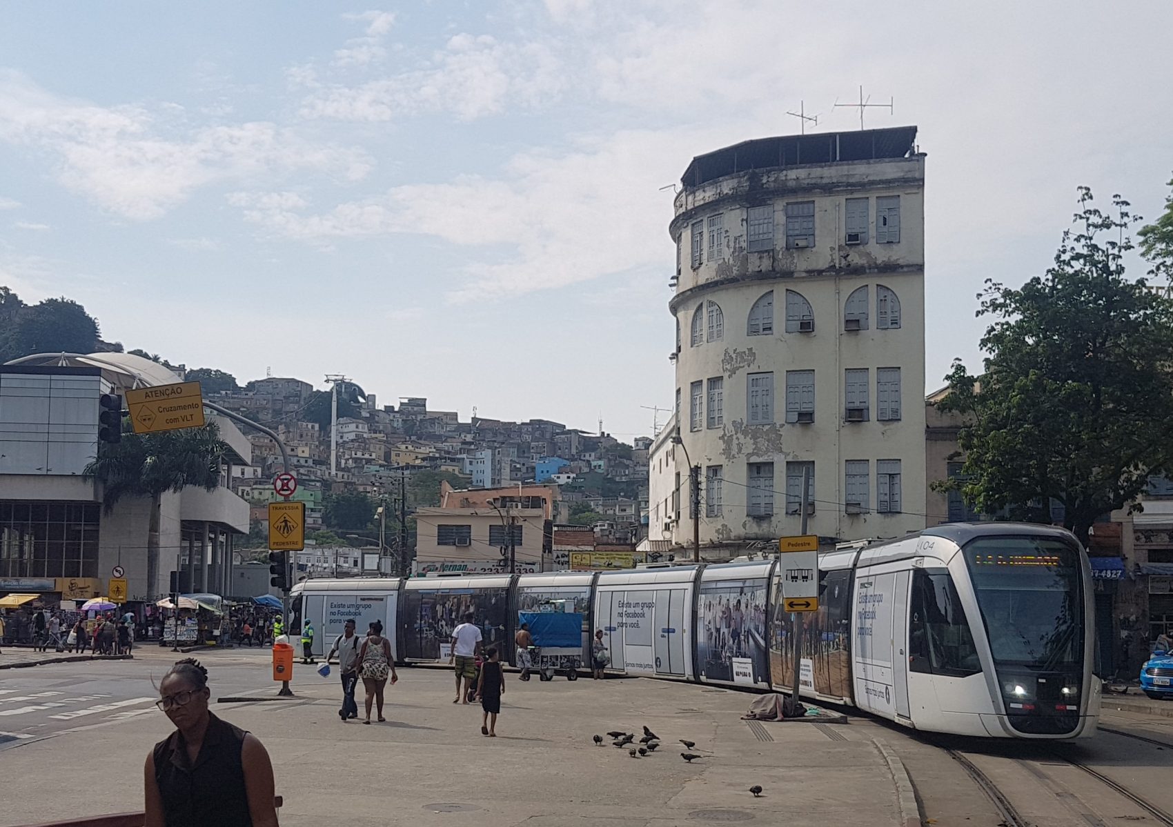 O bonde do VLT com o Morro da Providência ao fundo: primeira favela do Rio nasceu após ocupação por ex-escravos que haviam combatido em Canudos e foram dispensados pelo Exército (Foto: Oscar Valporto)