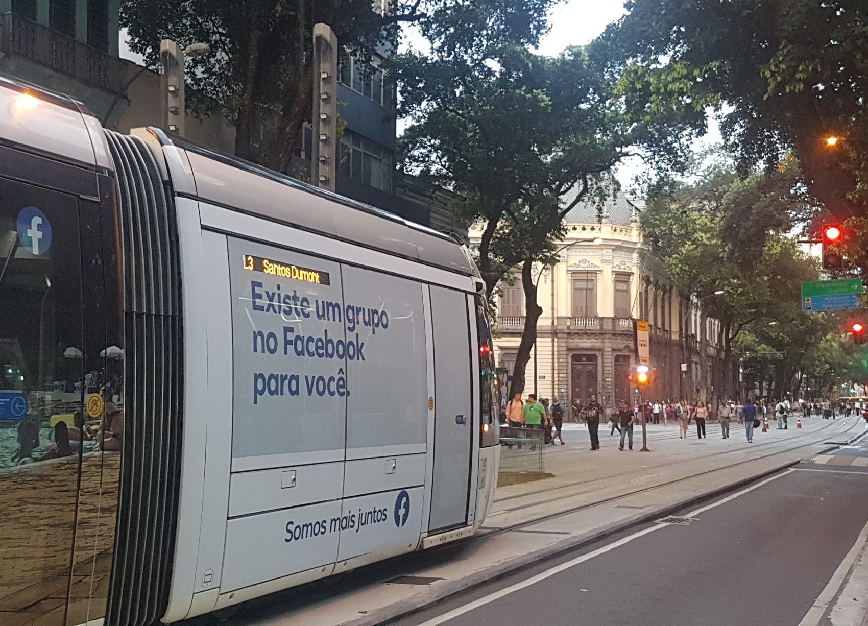 Bonde deixando a Estação Rosas Negras em direção ao Santos Dumont: caminho para a Pequena África entra pela Rua Camerino, um pouco adiante, com o Colégio Pedro II na esquina (Foto: Oscar Valporto)