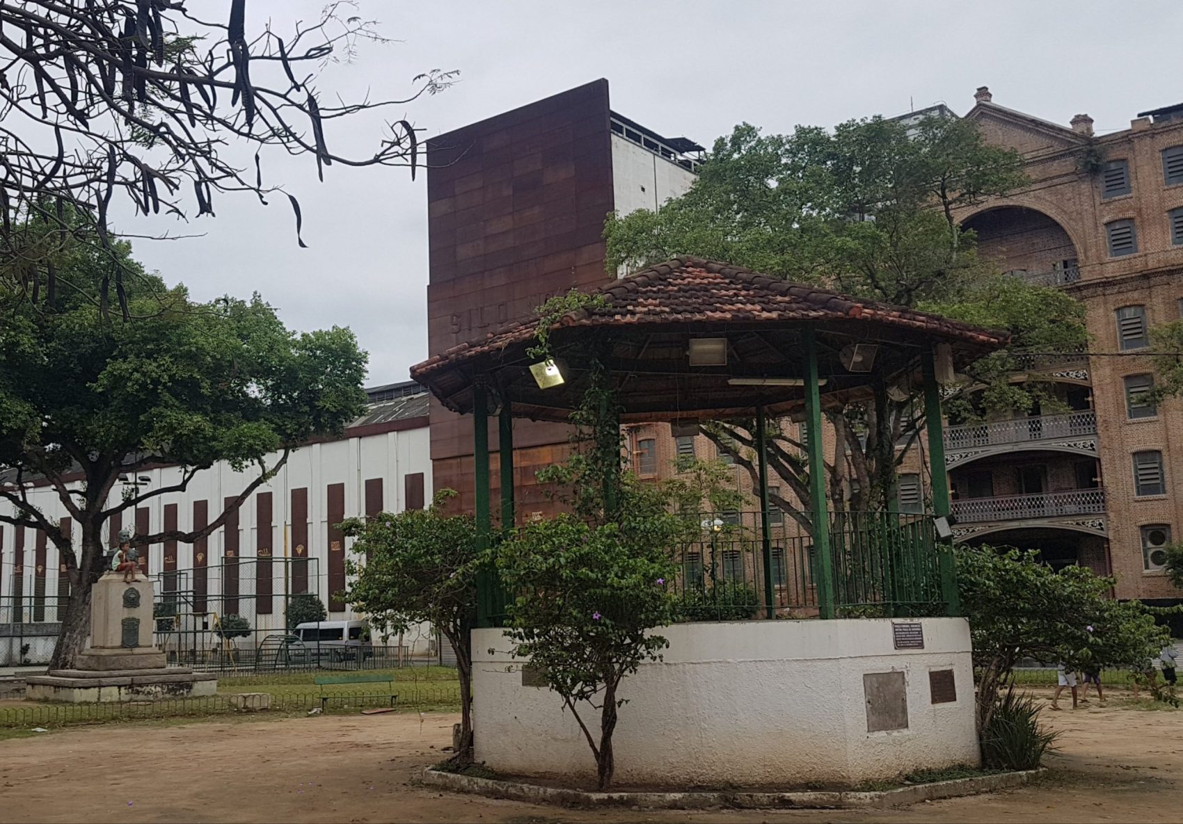 Em frene ao coreto, garoto brinca no busto do Coronel Assunção, na Praça da Harmonia, hoje local de concentração do bloco Prata Preta, homenagem líder da Revolta da Vacina (Foto: Oscar Valporto)