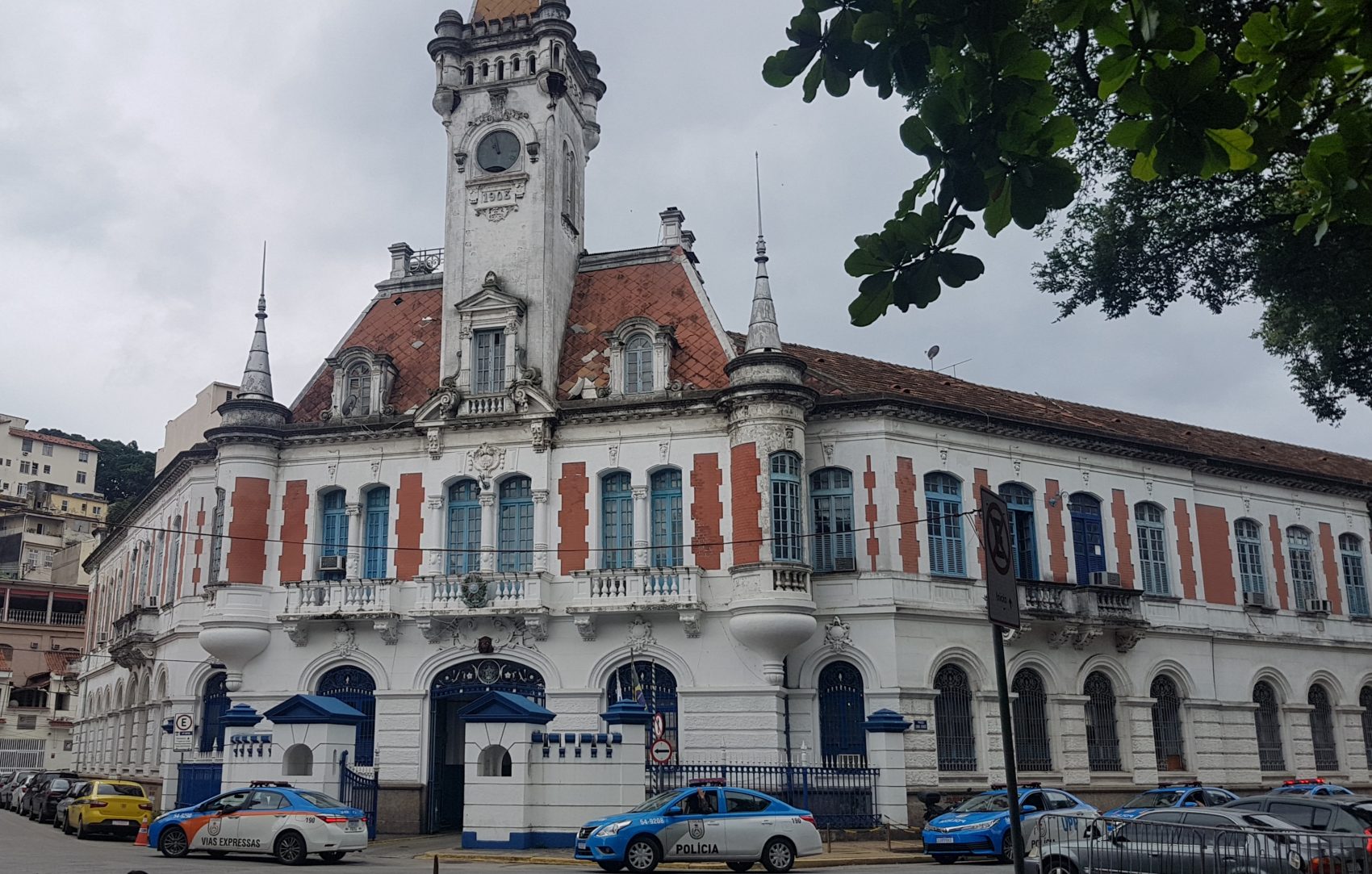 Batalhão da PM na Praça da Harmonia: inaugurado em 1908 na praça reformada que havia sido batizada com nome que nunca pegou (Foto: Oscar Valporto)