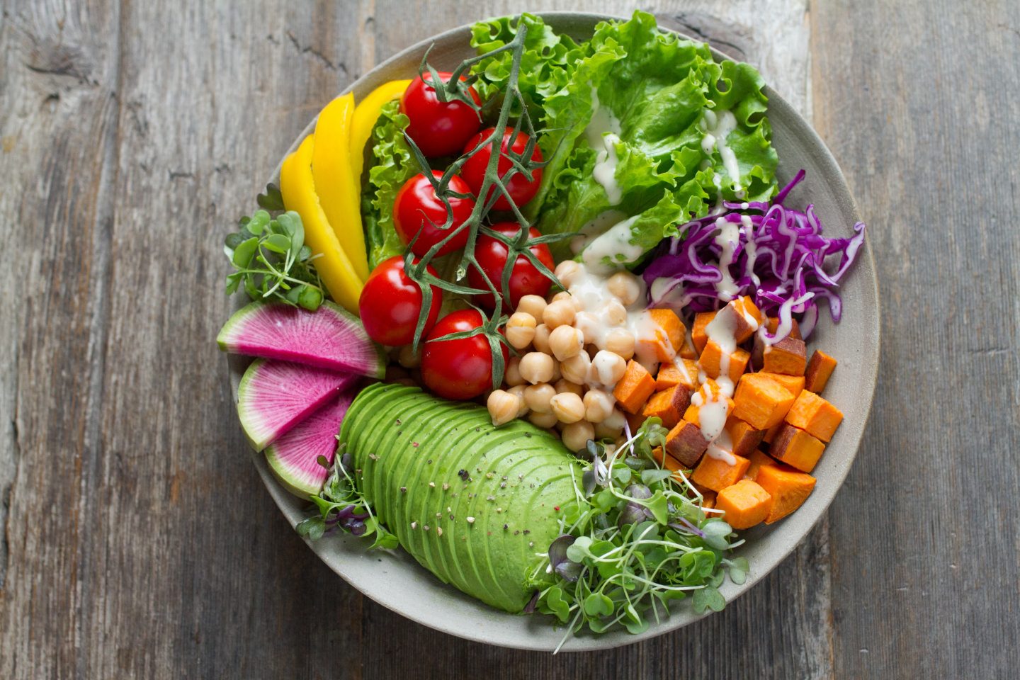 Receitas adaptadas para pessoas com diabetes tipo 2: elogio ao uso de ervas, frutas e especiarias em substituição ao sal e ao açúcar (Foto: Anna Pelzer/Unsplash)