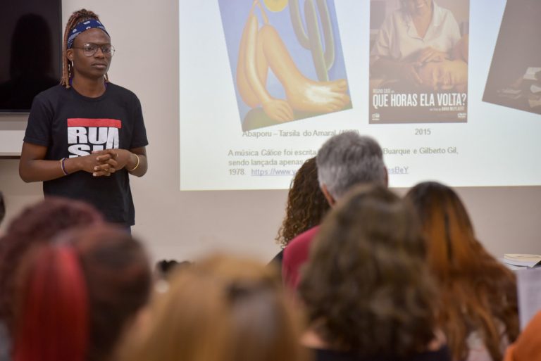 Professor em aula sobre cultura e Direitos Humanos: referências ao Abaporu, ao filme "Que horas ela volta" e à música-manifesto "Cálice". Foto de Marcos Fabrício (Divulgação)