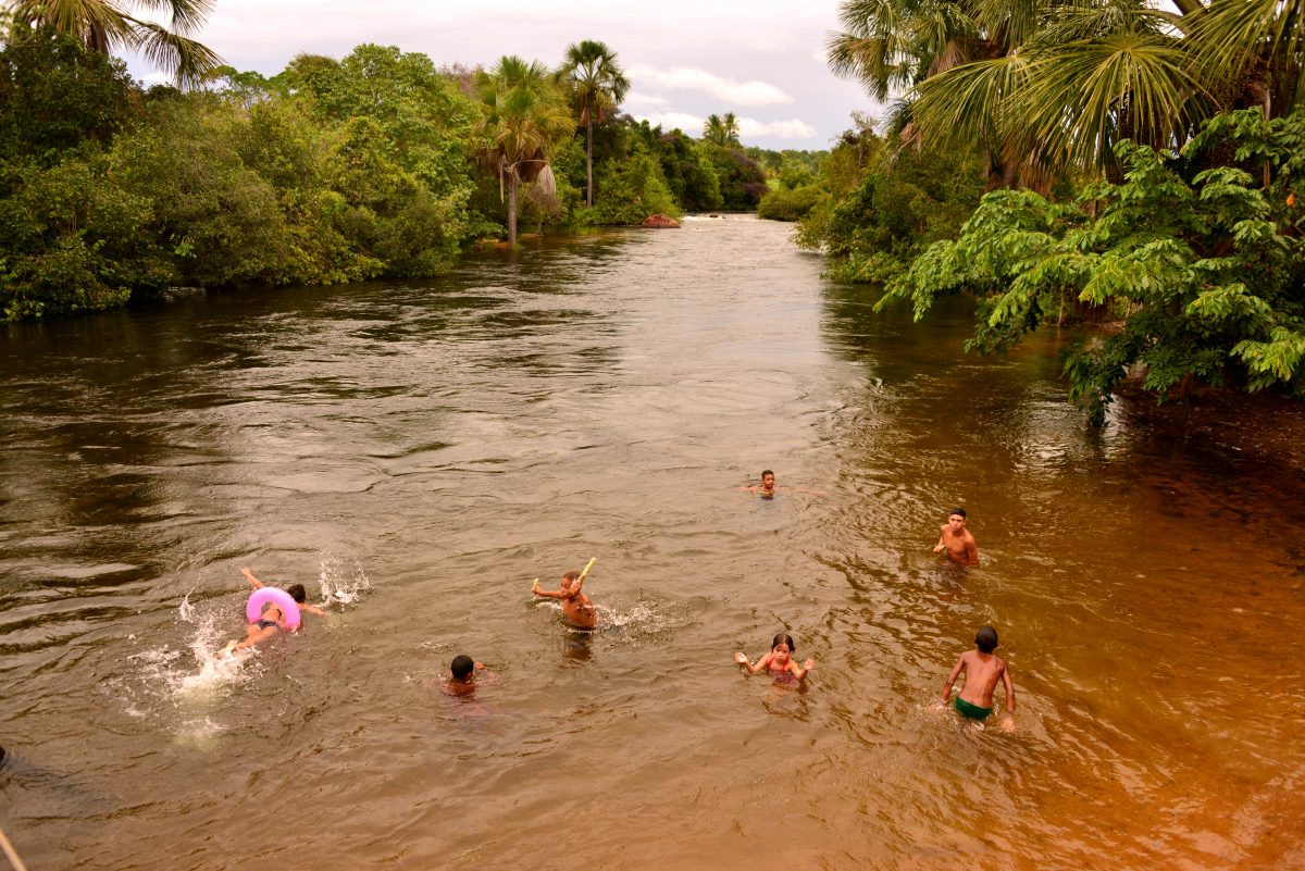 Criancas brincando no rio Arrojado. Foto de Mirian Fichtner