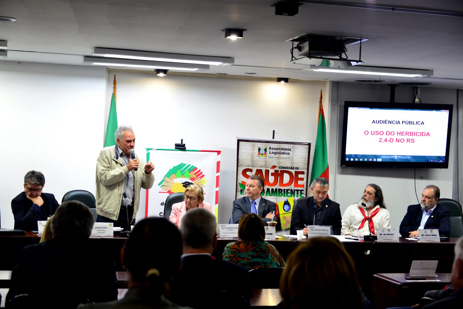 Deputado federal Afonso Hamm (de gravata azul), do PP, ao lado de Edegar Pretto (de paletó preto), do PT, em audiência pública na Assembléia Legislativa do Rio Grande do Sul. Foto de Mirian Fichtner