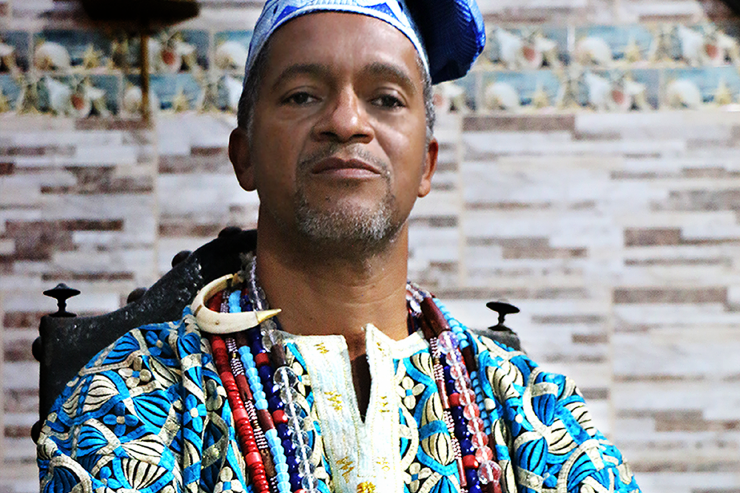 O babalorixá Adailton Moreira Costa, do respeitado terreiro de candomblé Ilê Omijuarô, em Nova Iguaçu: 'os traficantes de Cristo, se é que podemos chamar assim, participam desses ataques mais violentos que estamos sofrendo" (Foto: Divulgação)