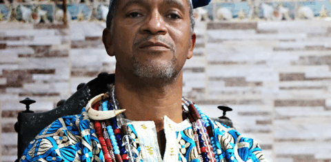 O babalorixá Adailton Moreira Costa, do respeitado terreiro de candomblé Ilê Omijuarô, em Nova Iguaçu: 'os traficantes de Cristo, se é que podemos chamar assim, participam desses ataques mais violentos que estamos sofrendo" (Foto: Divulgação)