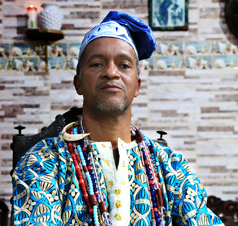 O babalorixá Adailton Moreira Costa, do respeitado terreiro de candomblé Ilê Omijuarô, em Nova Iguaçu: 'os traficantes de Cristo, se é que podemos chamar assim, participam desses ataques mais violentos que estamos sofrendo" (Foto: Divulgação)