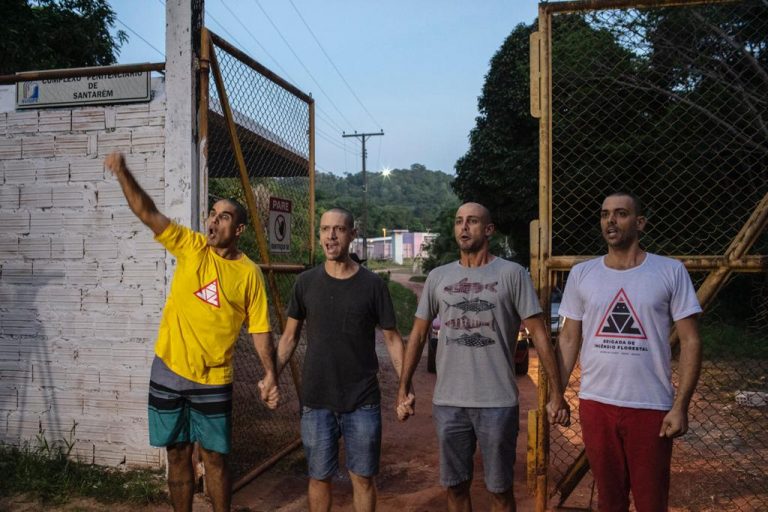 Os quadro brigadistas deixam a Penitenciária Agrícola Silvio Hall de Moura, em Santarém. Foto Marizilda Cruppe
