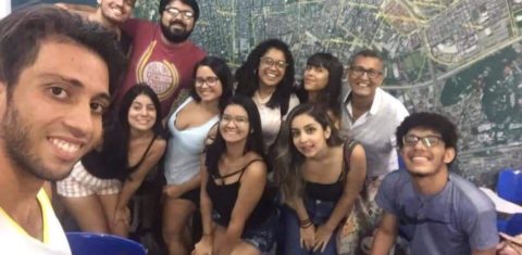 O professor Marcos Mello (de vermelho) com alunos da Maré: determinação. Foto do arquivo pessoal