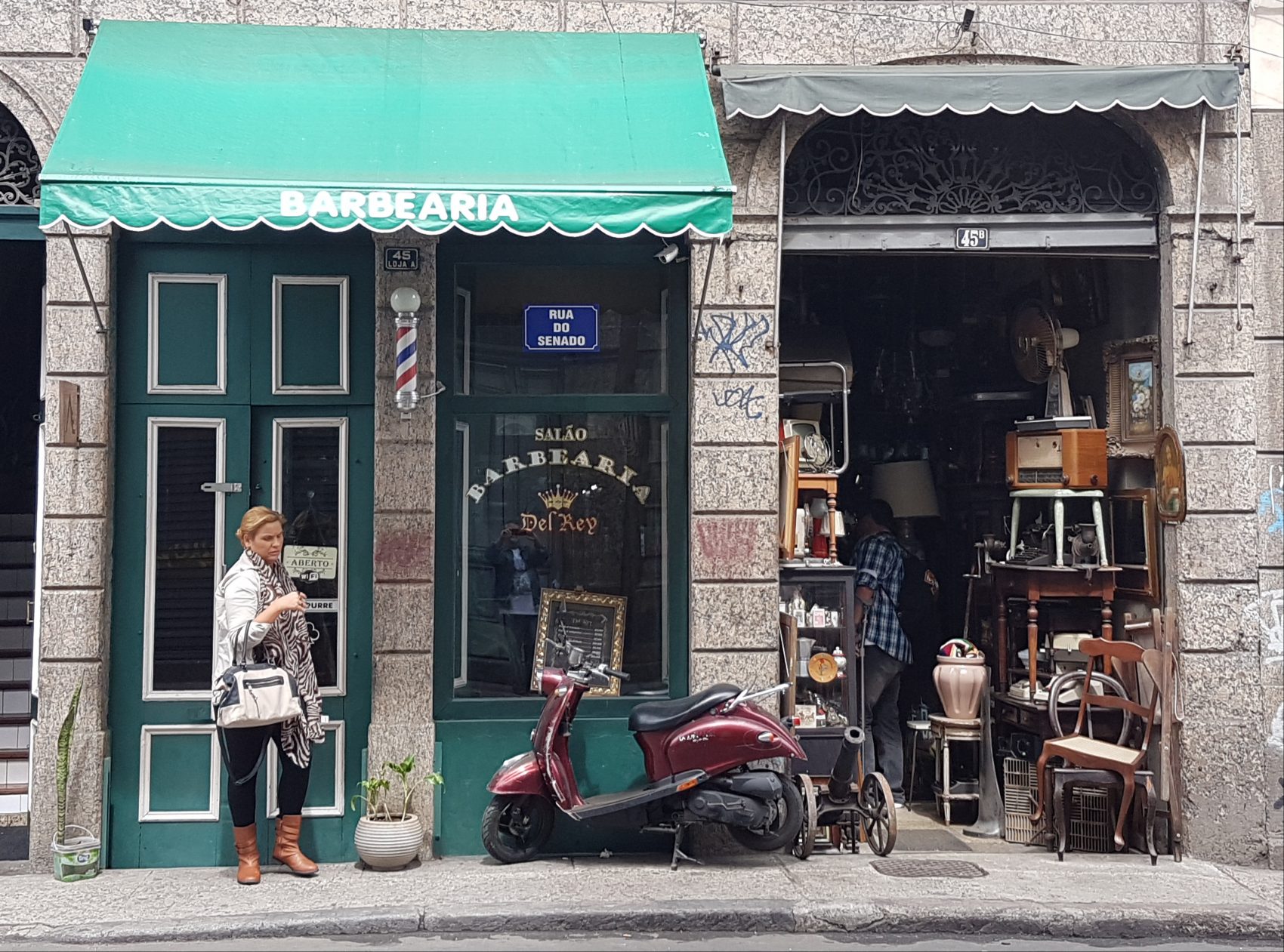 Antiquário tradicional de barbearia moderninha lado a lado na Rua do Senado: cenário variado (Foto: Oscar Valporto)