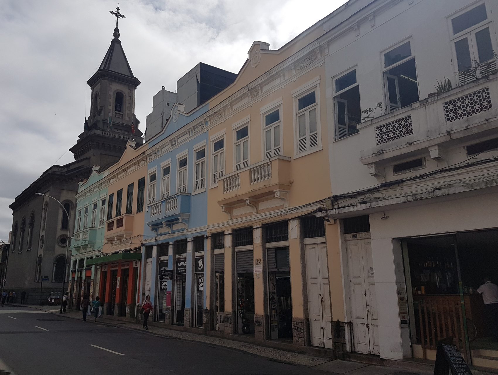 Rua do Senado com a Igreja de Santo Antônio dos Pobres na esquina da Rua dos Inválidos: lugar de oração desde 1807 (Foto: Oscar Valporto)