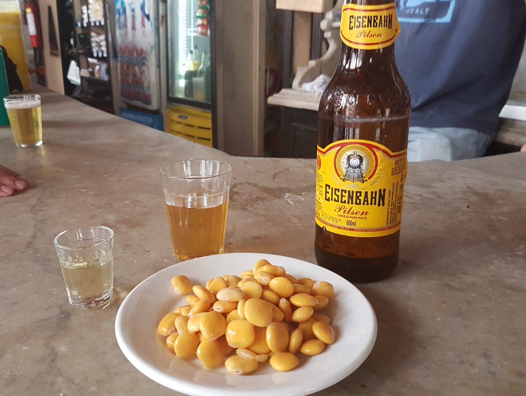 Cerveja, cachaça e tremoços sobre balcão de mármore: pura arte da baixa gastronomia do Armazém do Senado (Foto: Oscar Valporto)