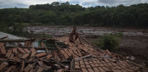 Emerson dos Santos, nos escombros de sua casa, diante do mar de rejeitos: "Vi árvores e pessoas desaparecendo na lama" (Foto: Mauro Pimentel / AFP)