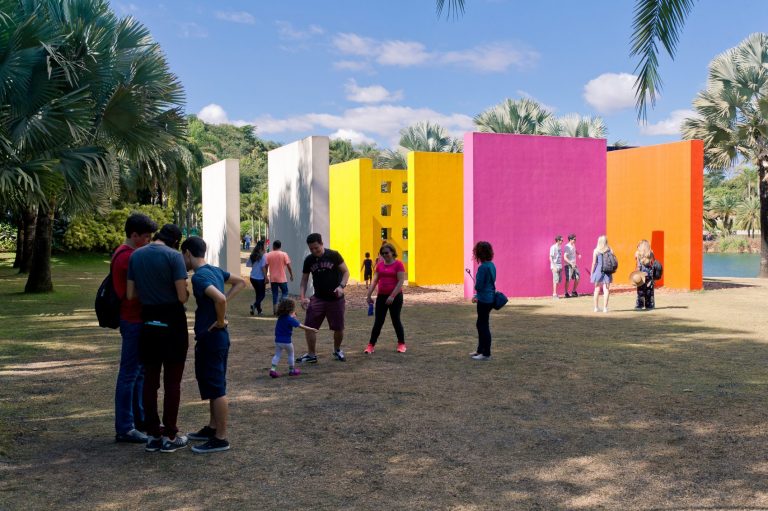 Visitantes em Inhotim: museu fica na cidade de Brumadinho e tem um dos maiores programas de sócios do país (Foto: Divulgação)
