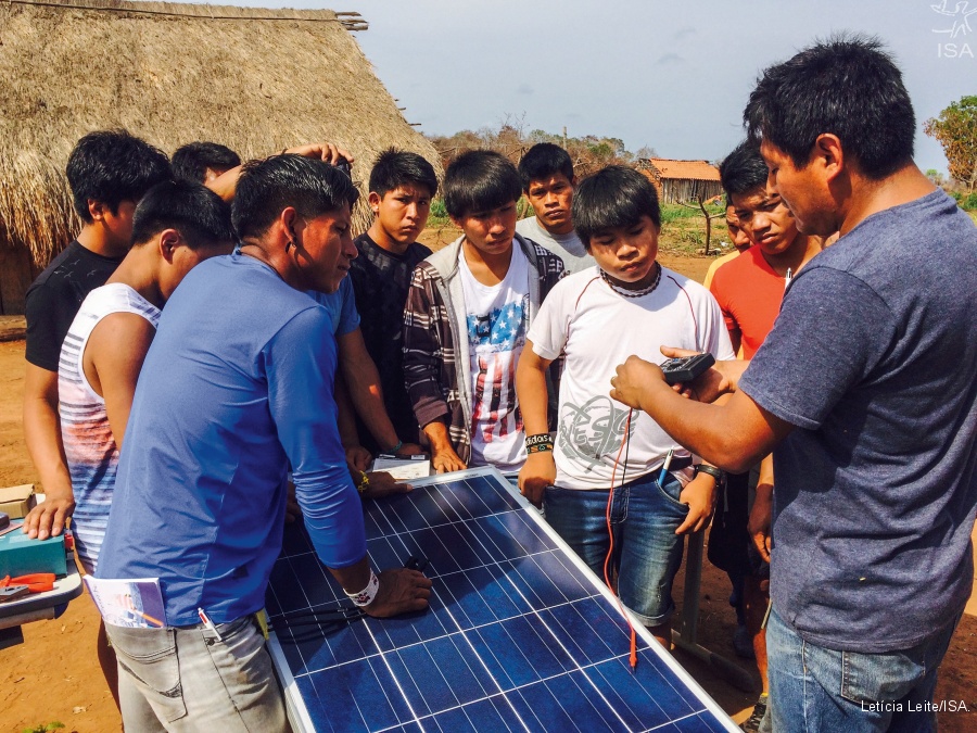 Painel de energia solar no Território Indígena do Xingu: 70 sistemas fotovoltaicos, em 65 aldeias, garantem energia limpa para escolas e postos de saúde (Foto: Letícia Lima/ISA)