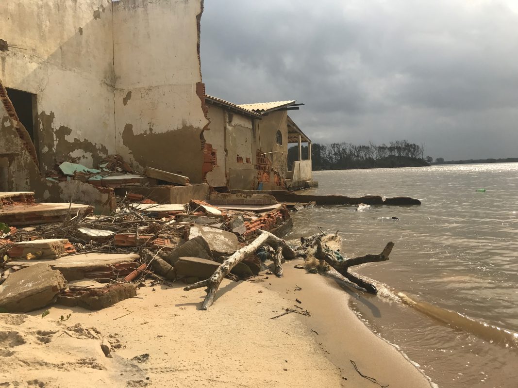 Imóvel destruído pelo mar em Atafona: mais de 300 casas engolidas em 15 quarteirões criaram centenas de refugiados ambientais em balneário no litoral norte do Estado do Rio (Foto: Carolina Gomes)