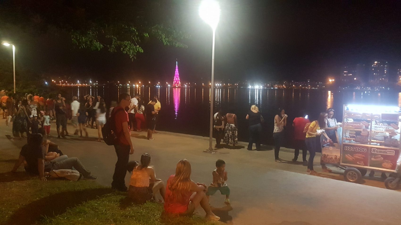 Crianças, adolescentes, barraquinhas: programa noturno na Lagoa iluminada pela árvore em clima familiar (Foto: Oscar Valporto)