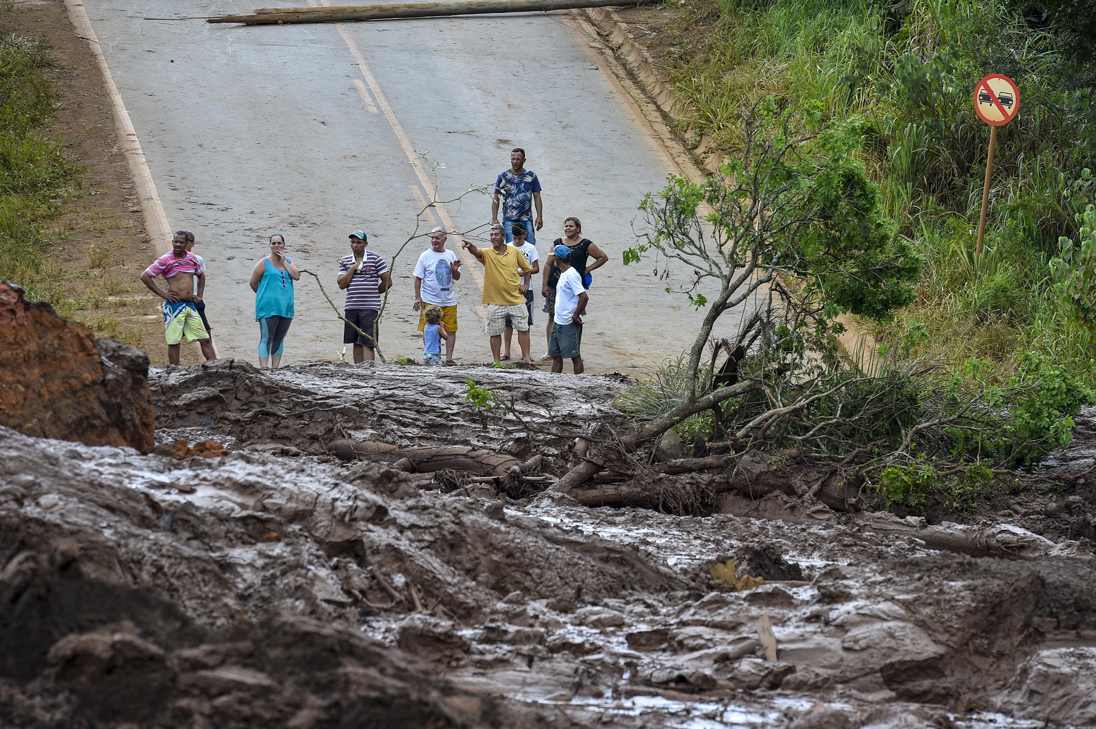 Foto Lucas Bois / Anadolu Agency Moradores de Brumadinho observam a destruição provocada pelo mar de lama. Foto Lucas Bois / Anadolu Agency