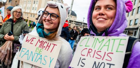 Em Bruxelas, duas manifestantes tentam explicar que a crise climática não é uma fantasia. Foto Arroyo Fernandez/NurPhoto