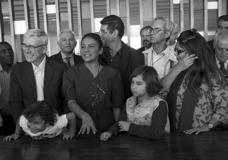 Dira Paes na última cena do filme Pureza ao lado do frei Xavier Plassat, uma das lideranças no combate ao trabalho escravo no Brasil. Foto João Roberto Ripper