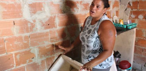 Roberta Silva, moradora da favela de Antares, sobrevive vendendo água no sinal. Foto: Yuri Fernandes