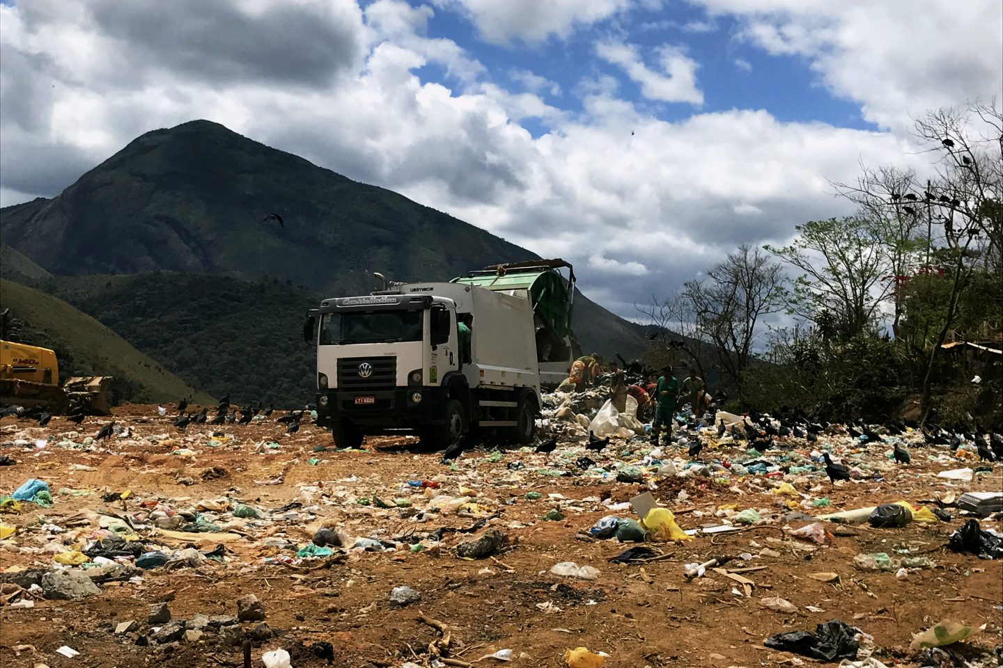 Lixão de Teresópolis: funcionamento contra a legislação e projeto de usina para reciclagem. Foto de Bruna Martins