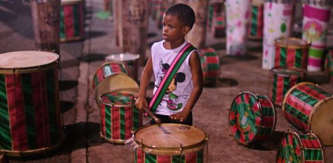 O jovem ritmista aguarda o início do ensaio técnico da Mangueira no Sambódromo. Foto Carl de Souza/CDS/AFP