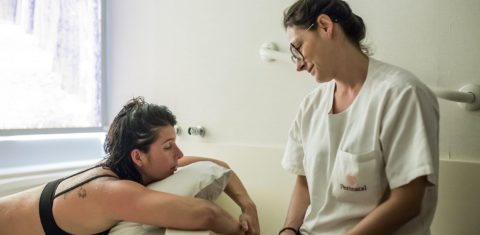 Anna Beatriz Herif com a paciente em ‘período expulsivo’ de parto. Foto Débora Silveira