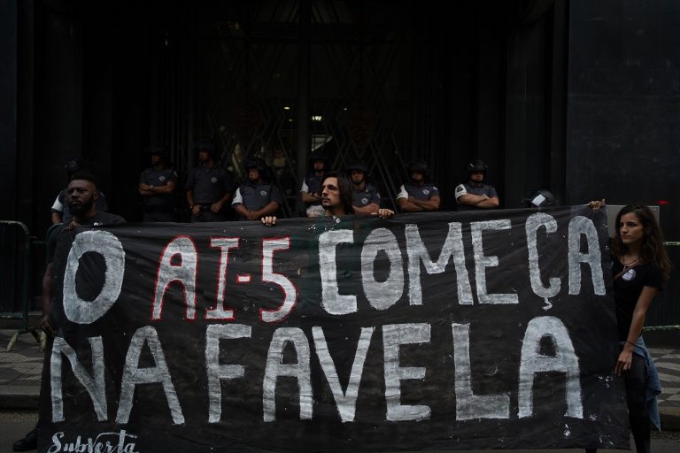 Manifestantes lembram o AI5 durante ato em SP contra o massacre de Paraisópolis. Foto Felipe Beltrame/NurPhoto